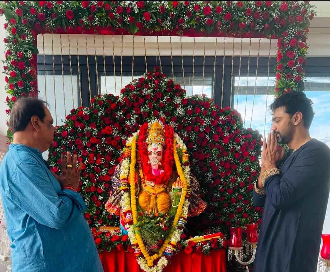 বাবাকে নিয়ে গণেশ পুজো করলেন দেব। 