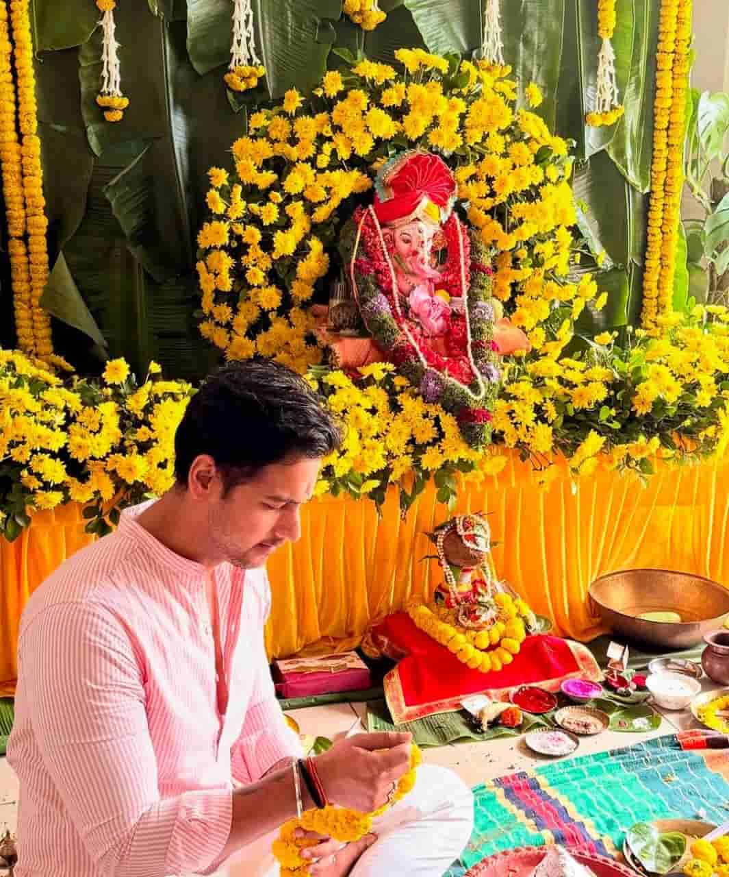 যশ দাশগুপ্তর বাড়িতে সাড়ম্বরে পালিত হল গণেশ পুজো। 