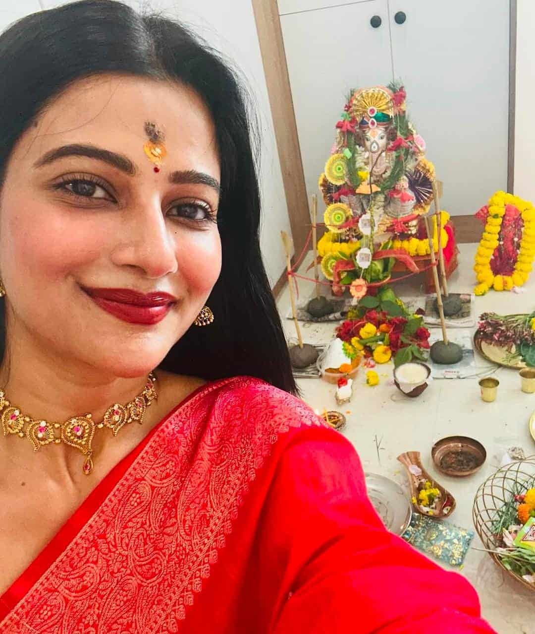 গৃহপ্রবেশের 'শুভলক্ষ্মী' ওরফে উষসী রায়কেও এদিন পুজোর পর বাপ্পার সঙ্গে ছবি ভাগ করে নিতে দেখা যায়। 