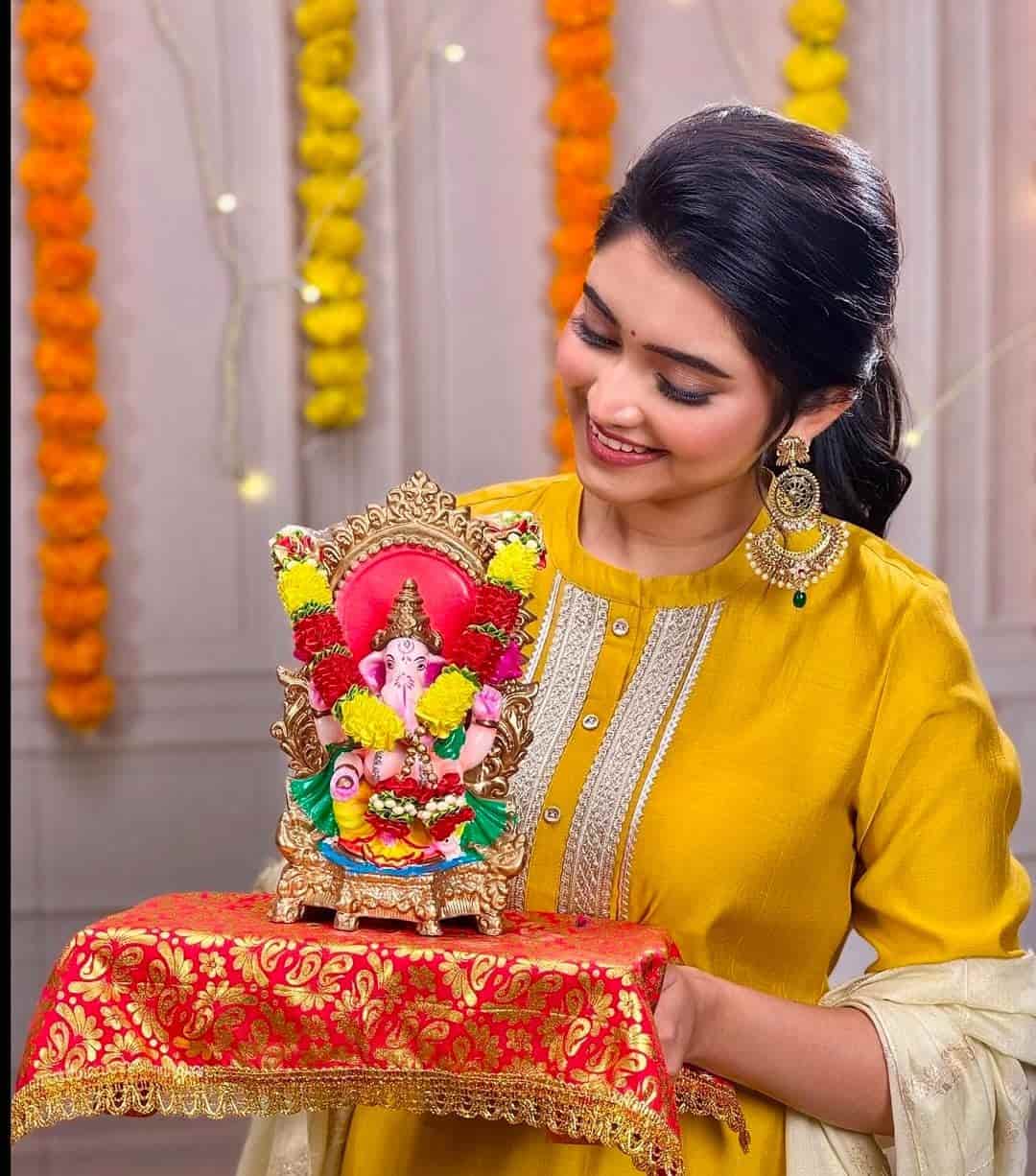 'জগদ্ধাত্রী'র হাতে গণেশ! অঙ্কিতা মল্লিককেও এদিন গণেশ পুজো করতে দেখা যায়। 