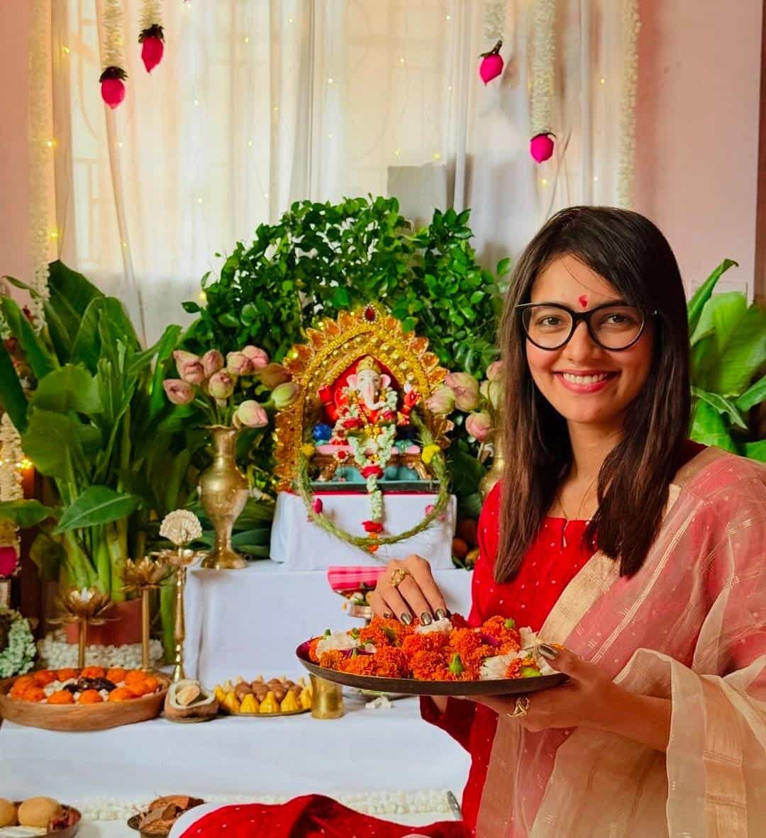 বর্তমানে চর্চায় থাকা সুস্মিতা আচার্যকেও গণেশের আরাধনা করতে দেখা যায়। 