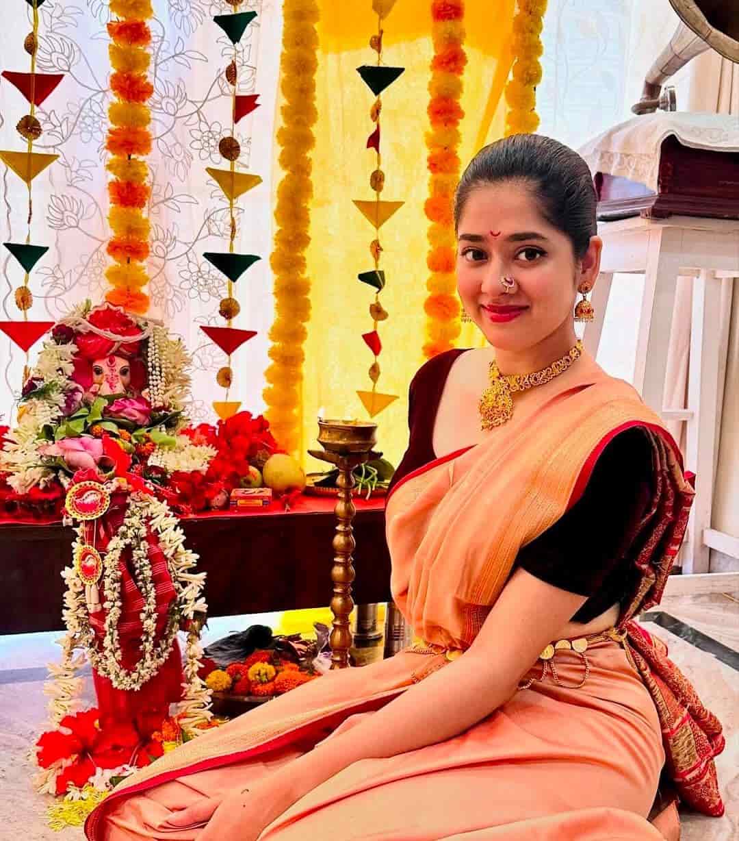 দিতিপ্রিয়া রায়কে এদিন মারাঠি স্টাইলে শাড়ি পরে গণেশ বন্দনা করতে দেখা যায়। 