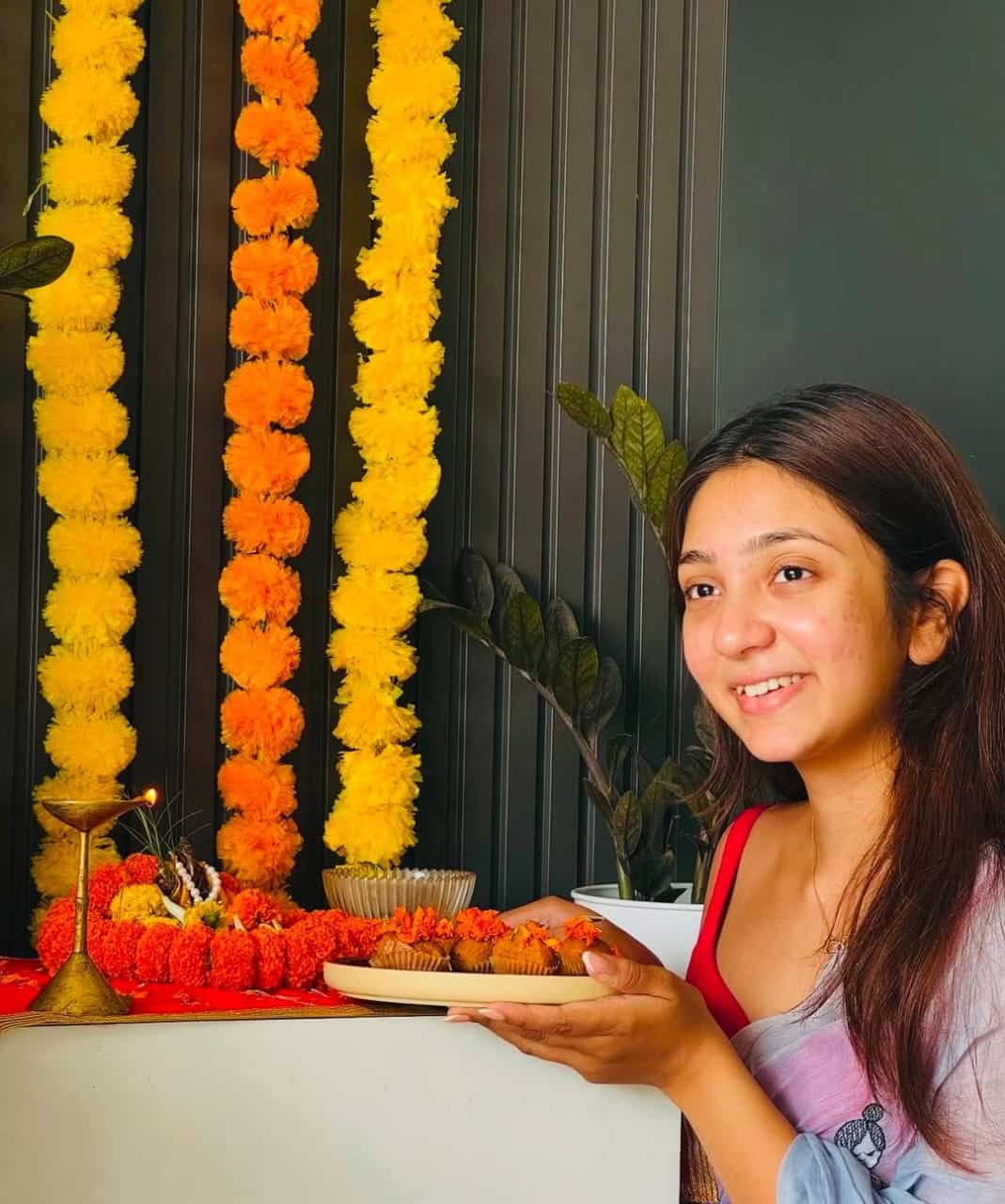 ছিমছাম সাজে বাড়িকে সাজিয়ে গণপতির পুজো করলেন অনন্যা গুহ। 