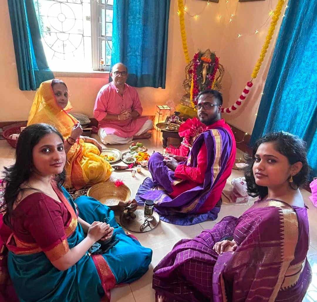 গোটা পরিবারকে নিয়ে সিদ্ধিদাতার আরাধনায় মেতে উঠেছিলেন গায়ক রাঘব চট্টোপাধ্যায়।