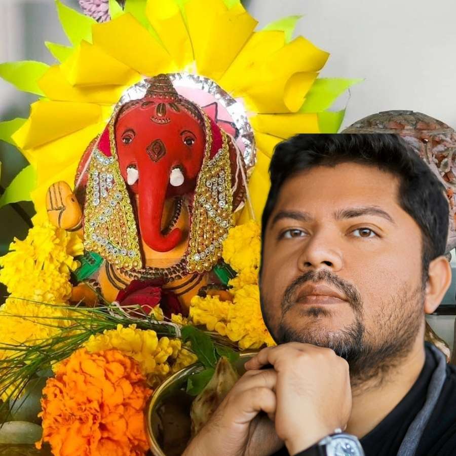 বিনোদিনী পরিচালক রাম কমল মুখোপাধ্যায়ও মোদক সহযোগে পুজো করলেন সিদ্ধিদাতার। 