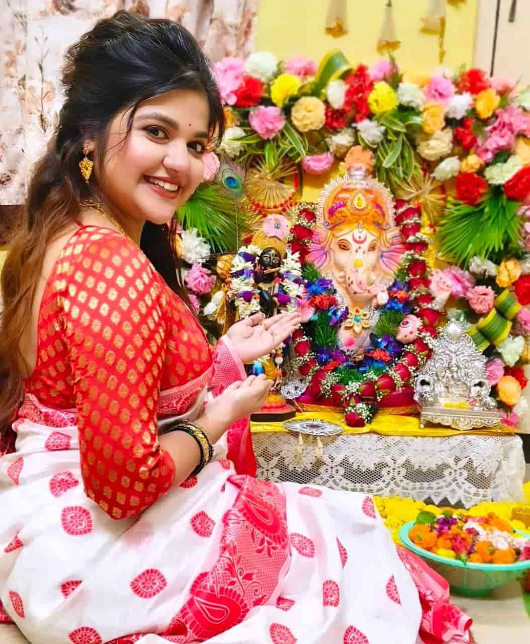 দিদাকে ছাড়া প্রথম গণেশ পুজো, বড় করে না হলেও আয়োজনে কোনও ত্রুটি রাখেননি রণিতা। সাদা লাল পাড় শাড়ি পরে 'গোনু'র পুজো করলেন তিনি। (এই প্রতিবেদনটি ‘আনন্দ উৎসব’ ফিচারের একটি অংশ।)