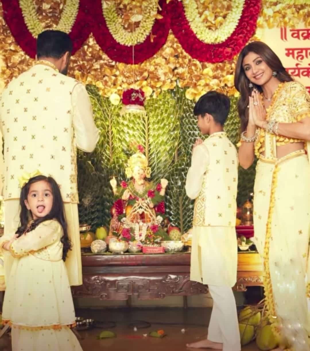 স্বামী-সন্তান নিয়ে সাড়ম্বরে গণপতির আরাধনা শিল্পার। বাপ্পার সামনে নাচলেন মন খুলে। এদিন অভিনেত্রীকে মারাঠি স্টাইলে শাড়ি পরে থাকতে দেখা যায়। 