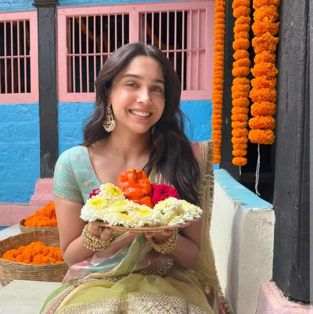 পরিবারের সঙ্গে জাঁকজমকহীন ভাবেই গণেশ পুজোর আনন্দে মাতলেন শর্বরী। পোস্ট করলেন ছবি। 