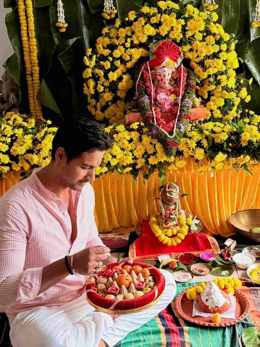 দেবতার নৈবেদ্য সাজাতে ব্যস্ত যশ দাশগুপ্ত।