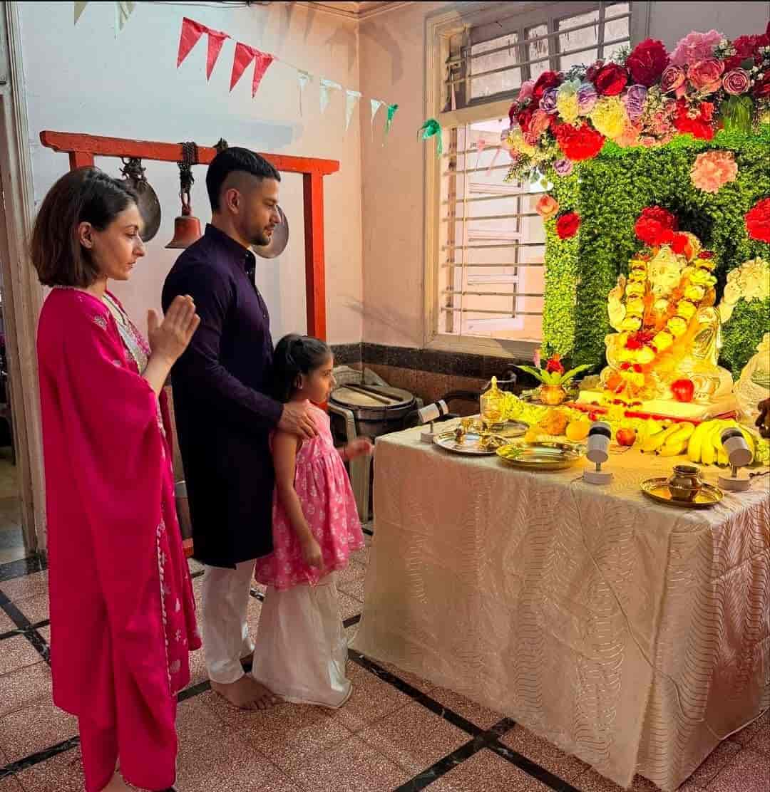 স্ত্রী এবং মেয়েকে নিয়ে গণেশের পুজো করতে দেখা গেল কুণাল খেমুকে। সোহা এবং ইনায়াকে গোলাপি রঙয়ের পোশাকে দেখা গেল এদিন। 