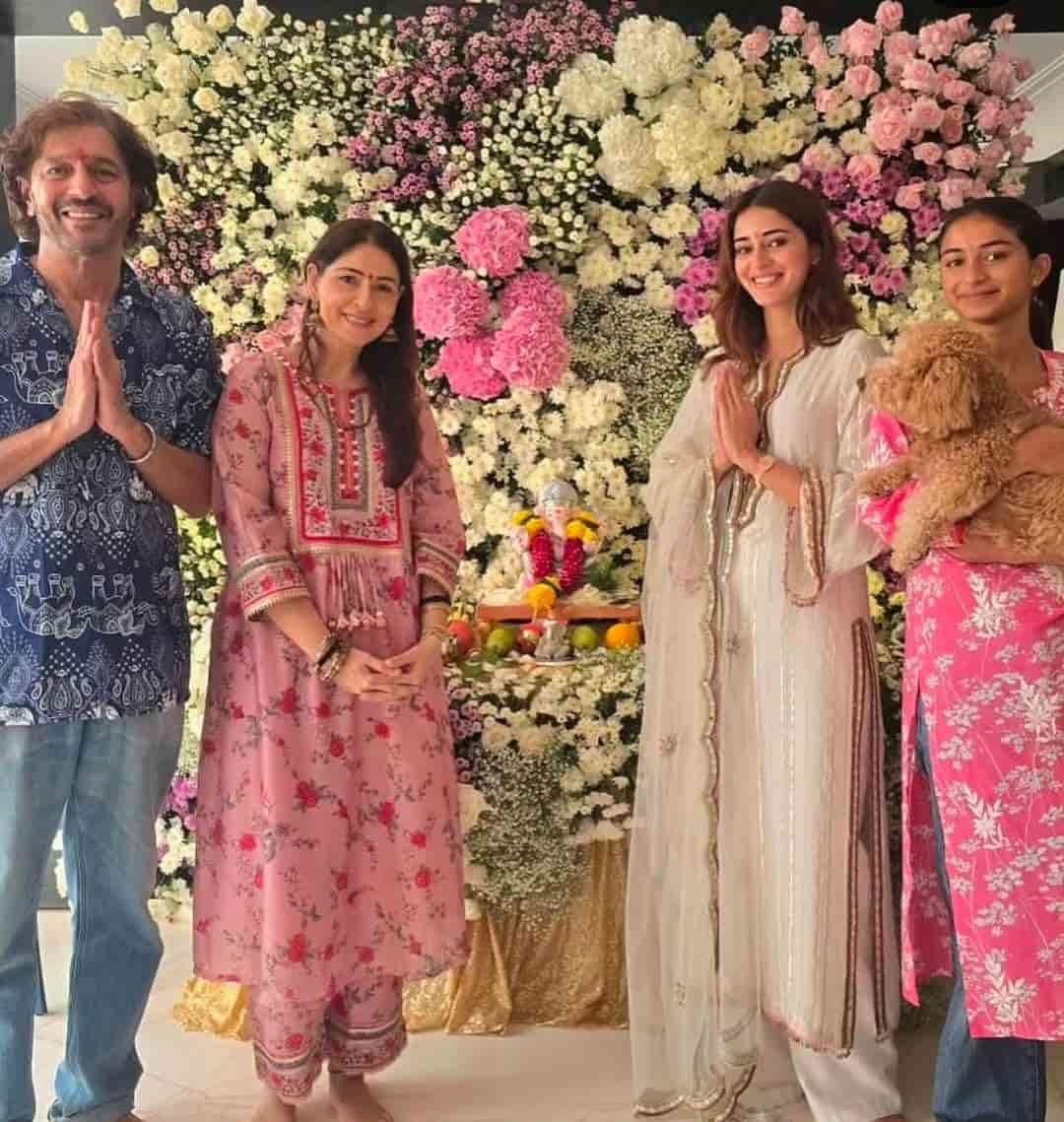 গোটা শহরের উন্মাদনার ছোঁয়া লেগেছে পাণ্ডে বাড়িতেও। অনন্যা তাঁর গোটা পরিবারকে সঙ্গে নিয়ে ঘরোয়া ভাবেই বাপ্পার আরাধনা করেছেন।