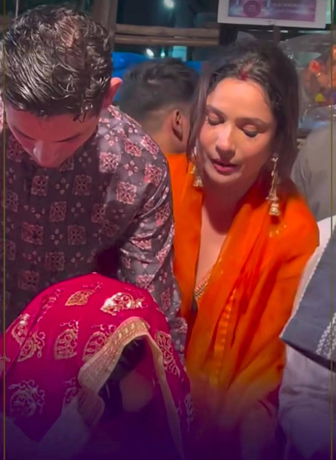 অঙ্কিতা লোখান্ডেকেও এদিন নিয়ম-রীতি মেনে বাপ্পাকে বাড়ি নিয়ে আসতে দেখা যায়।