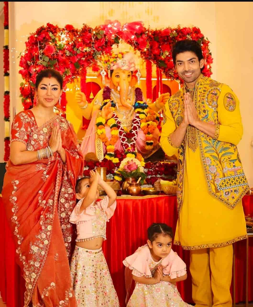 দেবিনা এবং গুরমিত এদিন তাঁদের দুই সন্তানকে সঙ্গে নিয়ে গণেশের আরাধনা করেন। (এই প্রতিবেদনটি ‘আনন্দ উৎসব’ ফিচারের একটি অংশ।)