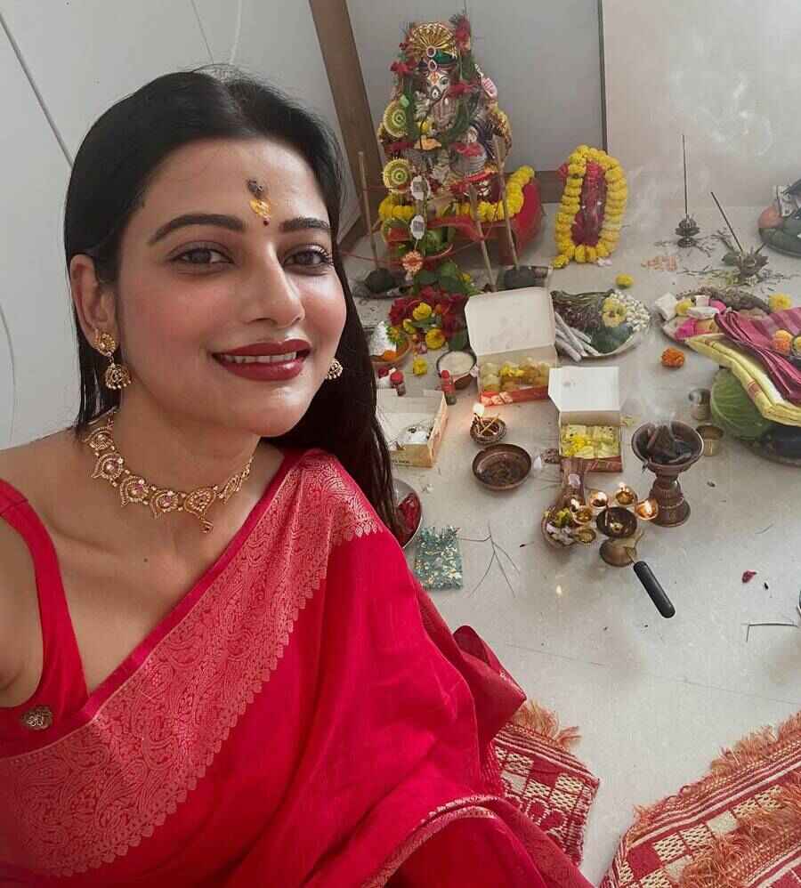 নতুন বাড়িতে পুজো করলেন ঊষসী রায়।