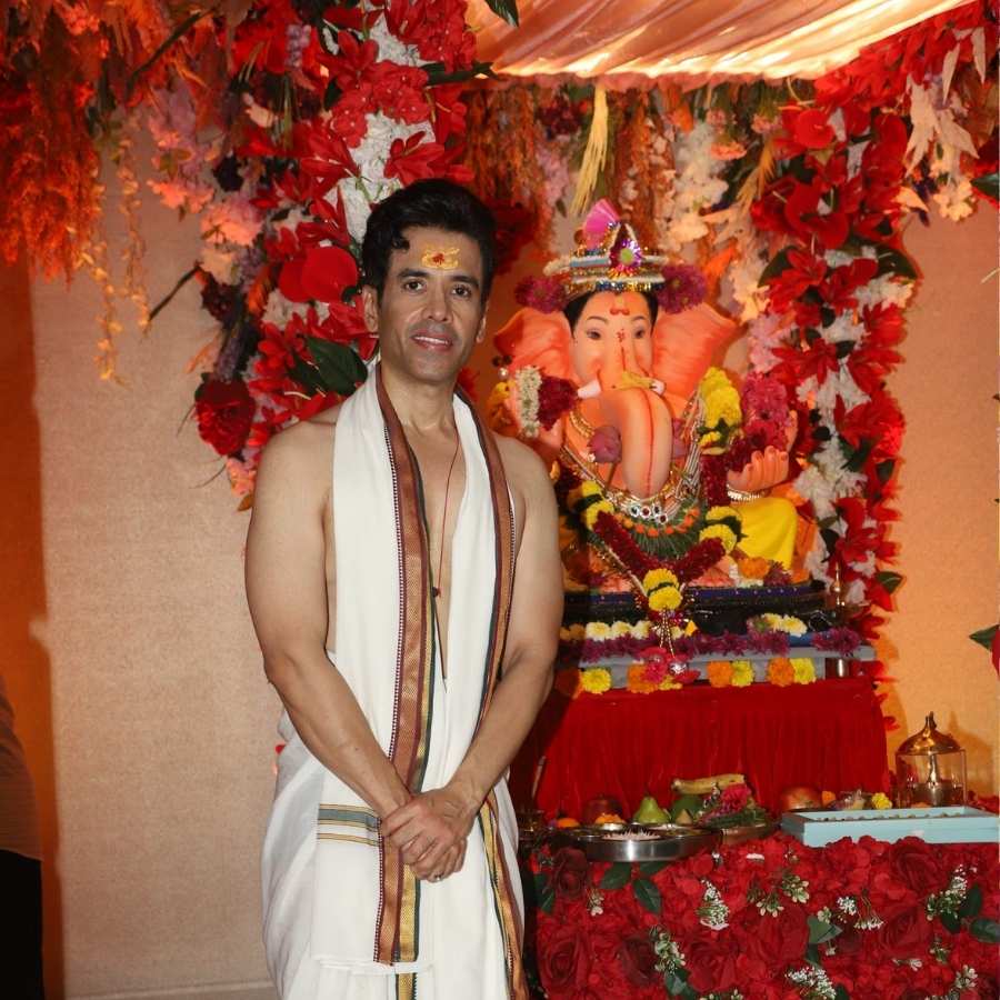 তুষার কপূরকেও ধুতি পরে নিষ্ঠা ভরে গণেশ আরাধনা করতে দেখা যায় এদিন।