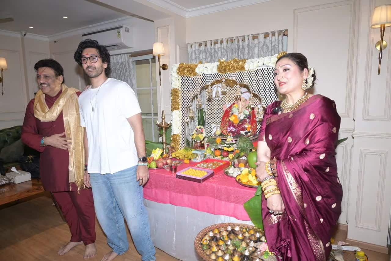 বিচ্ছেদের চর্চার মাঝেই স্ত্রীর সঙ্গে গণেশ পুজোয় হাজির গোবিন্দা। 