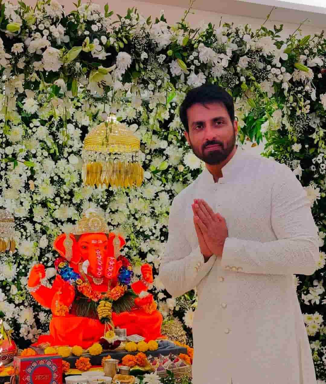 সাদা শেরওয়ানি পায়জামায় দেখা মিলল সোনু সুদের। গণেশ পুজোর ছবি ভক্তদের সঙ্গে ভাগ করে নিলেন অভিনেতা। 