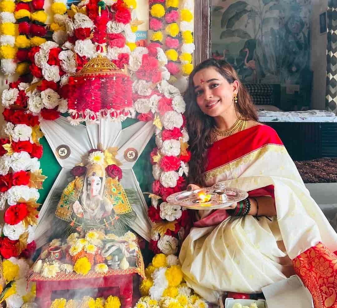 লাল পেড়ে সাদা শাড়ি পরে গজাননের পুজো করলেন প্রিয়াঙ্কা। 'বাপ্পা'র সঙ্গে পোস্ট করলেন ছবি।