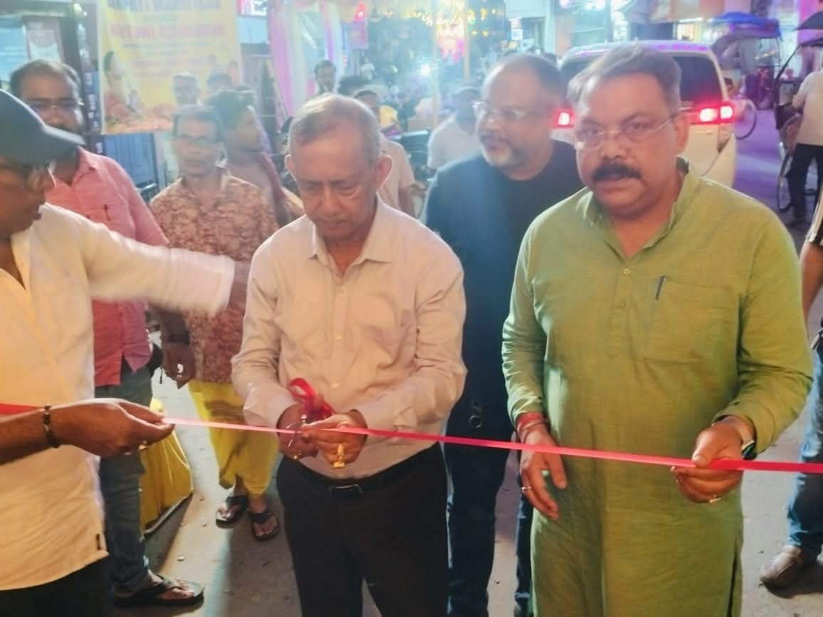 ‘নাইট আউল অ্যাসোসিয়েশন’ ক্লাবে গণেশ পুজোর উদ্বোধনে শিলিগুড়ির মেয়র গৌতম দেব।