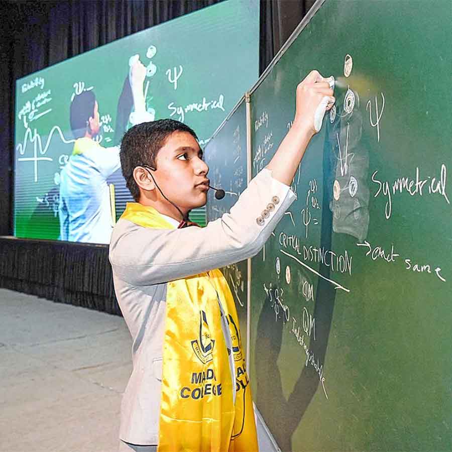 গণিত,পদার্থবিদ্যা নিয়ে আলোচনায় সুবর্ণ আইজ্যাক বারি। মালদহ কলেজ অডিটোরিয়ামে।