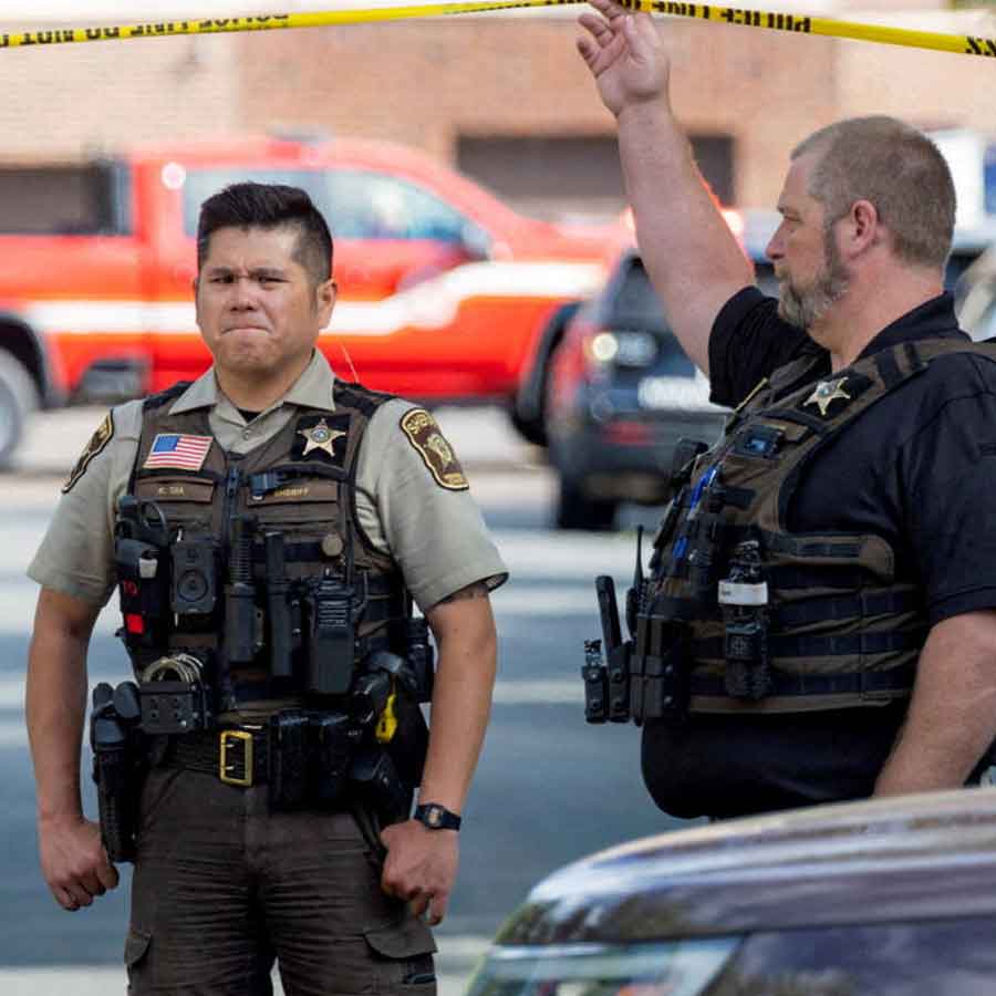 বুধবার আমেরিকার মিনিয়াপলিসে স্কুলে বন্দুকবাজের হামলার পরে মোতায়েন পুলিশকর্মী।