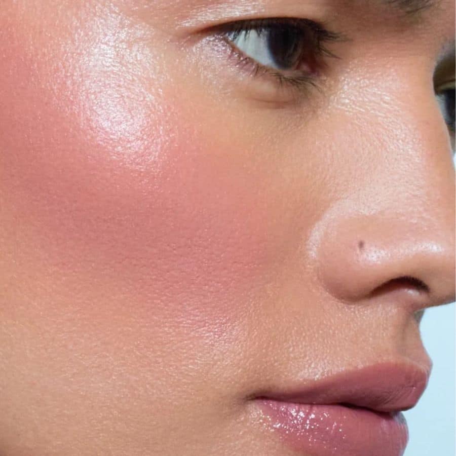 ৫। পুজোয় ঠাকুর দেখতে যাওয়ার সময়ে মুখে একটা গোলাপি আভা বা সূর্যের নরম আলোয় পোড়া ভাব (যাকে বলে ব্রোঞ্জার) না থাকলে যেন সাজটাই অসম্পূর্ণ লাগে। কিন্তু বর্ষার দিনে পাউডার ব্লাশ সহজেই ভিজে বা ঘামে নষ্ট হয়ে যেতে পারে। তাই এই সময়ে ক্রিম অথবা লিক্যুইড ব্লাশ ব্যবহার করা বুদ্ধিমানের কাজ। এটি সহজেই ত্বকে মিশে গিয়ে দীর্ঘ সময় ধরে একটা স্বাভাবিক উজ্জ্বলতা ধরে রাখে। 