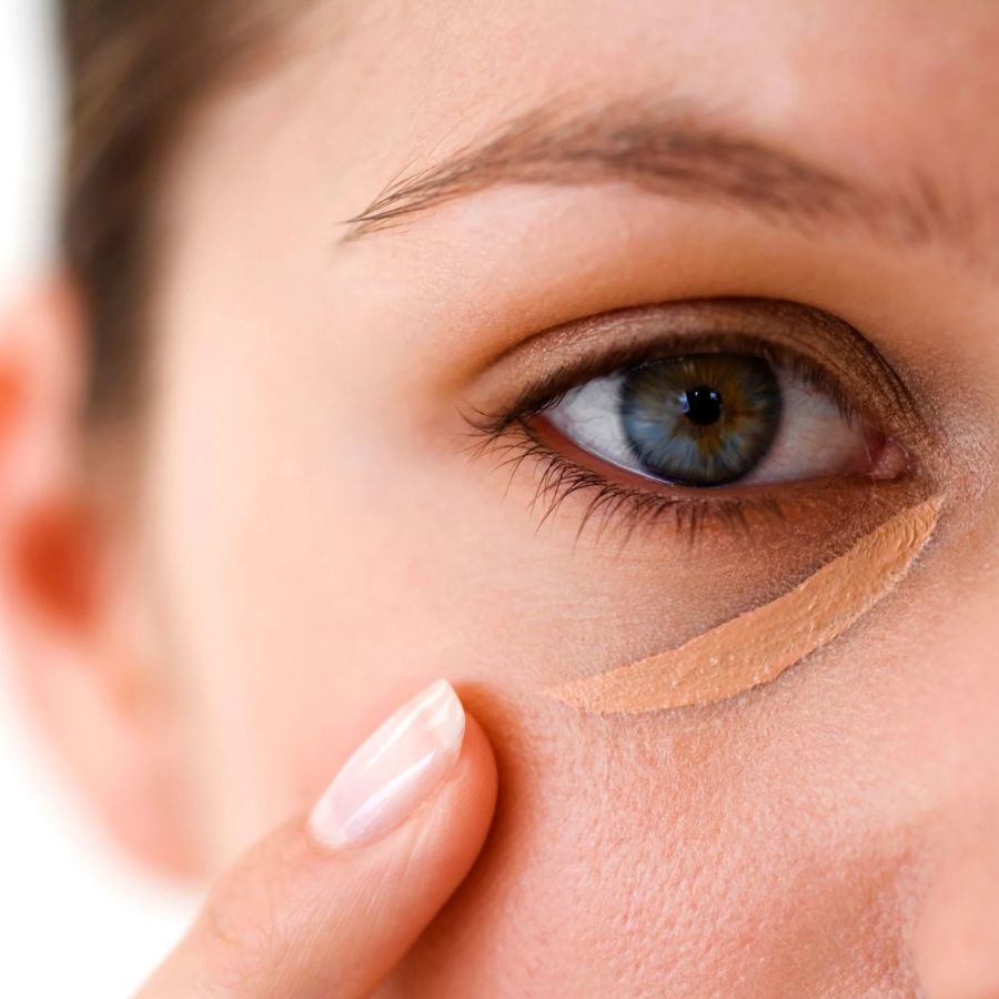 ৮। মেকআপ শুরুর আগে চোখের নীচে হালকা কনসিলার ব্যবহার করে এই দাগগুলো ঢেকে দিন। এটা শুধু চোখের নীচের কালিই লুকোবে না, বরং চোখকে আরও বড় আর উজ্জ্বল করে তুলবে। এতে আপনার চোখ দুটো আরও প্রাণবন্ত মনে হবে। উৎসবের আনন্দও চোখে-মুখে ফুটে উঠবে।