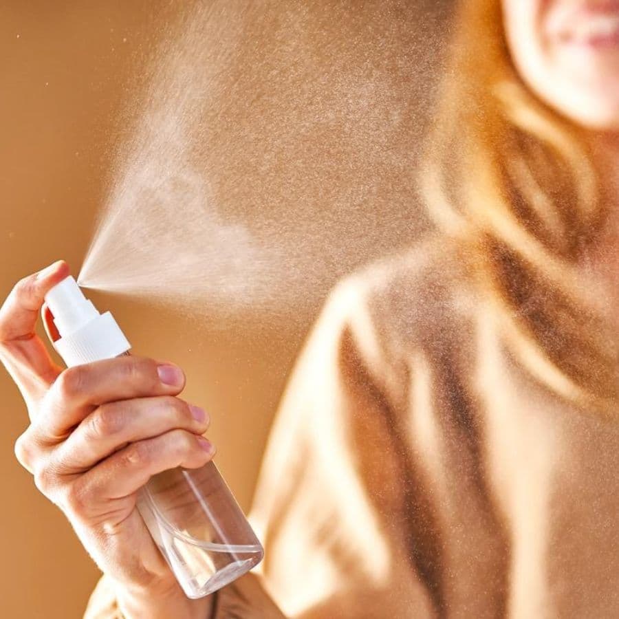 ৯। পুরো মেকআপ হয়ে গেলে মেকআপ সেটিং স্প্রে ব্যবহার করুন। এটি মেকআপকে দীর্ঘ সময় ধরে রাখবে। সঙ্গে ব্যাগেই থাকুক একটি ফেস মিস্ট। যখনই মন চাইবে বা ত্বক শুষ্ক লাগবে, হালকা করে স্প্রে করে নিতে পারেন। এটা আপনাকে সতেজ রাখবে। (এই প্রতিবেদনটি ‘আনন্দ উৎসব’ ফিচারের একটি অংশ)।