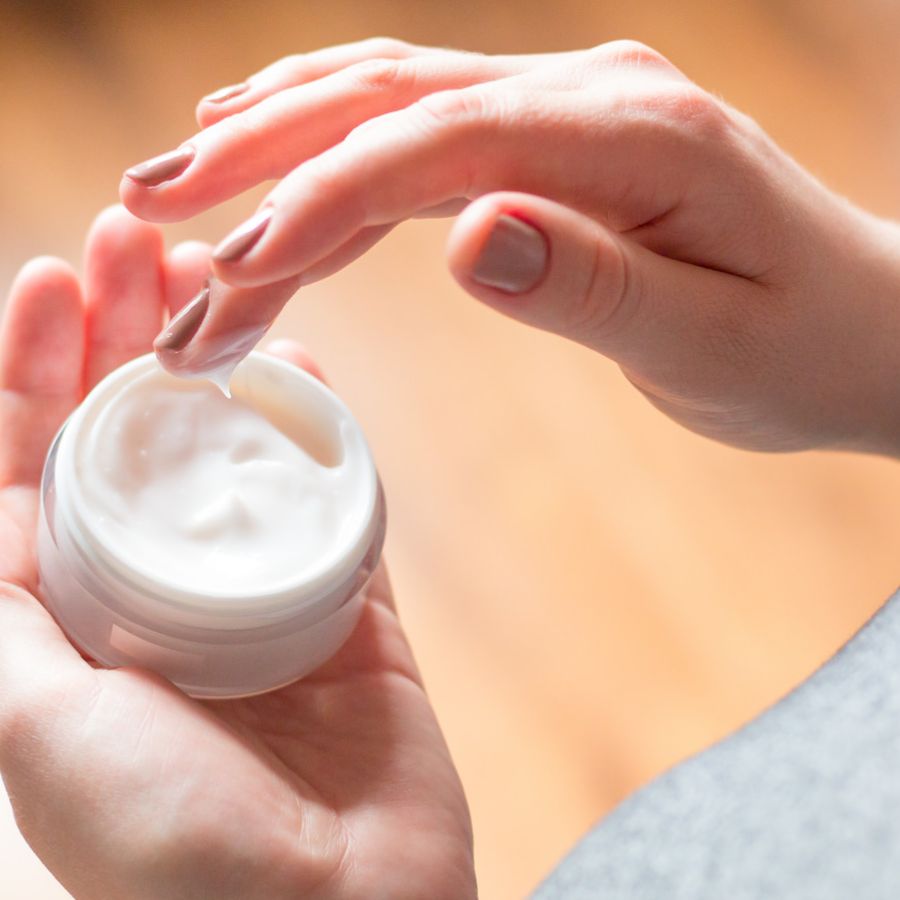 ১। প্রথমেই, ভারী মেকআপ বাদ দিয়ে বেছে নিন জল-নিরোধক উপকরণ যা দীর্ঘ ক্ষণ টিকে থাকে। মেকআপ শুরু করার আগে মুখটা ভাল করে পরিষ্কার করে নিন। মুখ ধোওয়ার পরে একটি ভাল টোনার ব্যবহার করুন, যা ত্বকের পিএইচ ভারসাম্য বজায় রাখবে। এ বার হালকা ময়শ্চারাইজার লাগিয়ে মিনিট পাঁচেক অপেক্ষা করুন। এতে মেকআপ দীর্ঘস্থায়ী হবে।