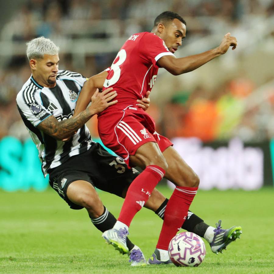 বল দখলের লড়াই লিভারপুলের রায়ান গ্রাভেনবার্চের (লাল জার্সি)।