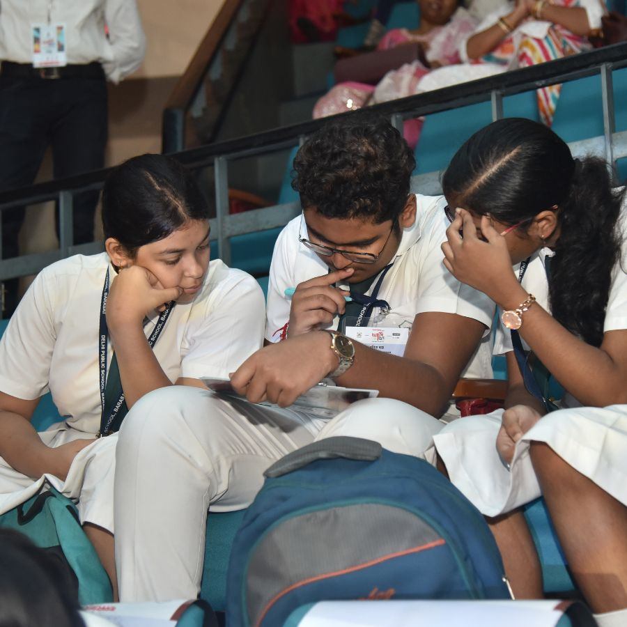 শিক্ষার্থীদের মধ্যে চলছে হাড্ডাহাড্ডি লড়াই (নিজস্ব চিত্র)।