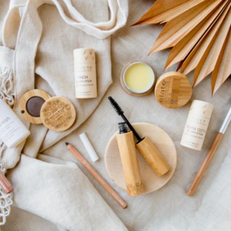 সকালে ঠাকুর দেখতে বেরোনোর আগে অনেকেই ভারী মেকআপ করেন, কিন্তু দিনে গরমে তা গলে যায়। তাই প্রথমে মুখ ভাল করে পরিষ্কার করে ম্যাট প্রাইমার ব্যবহার করতে পারেন। এতে ফাউন্ডেশন দীর্ঘস্থায়ী হবে।