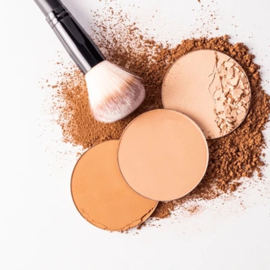 সারাদিন ঘোরার পরে মেকআপ যদি কিছুটা উঠেও যায়, সমস্যা নেই। ব্যাগে একটা কমপ্যাক্ট পাউডার রেখে দিলেই হবে। এটা ছোট টি-পার্টির জন্যও কাজে আসে। হালকা করে পাউডার লাগিয়ে নিলেই মুখ তরতাজা দেখাবে। যাদের ত্বক শুষ্ক, তাঁরা ক্রিম ব্লাশ ব্যবহার করতে পারেন। 