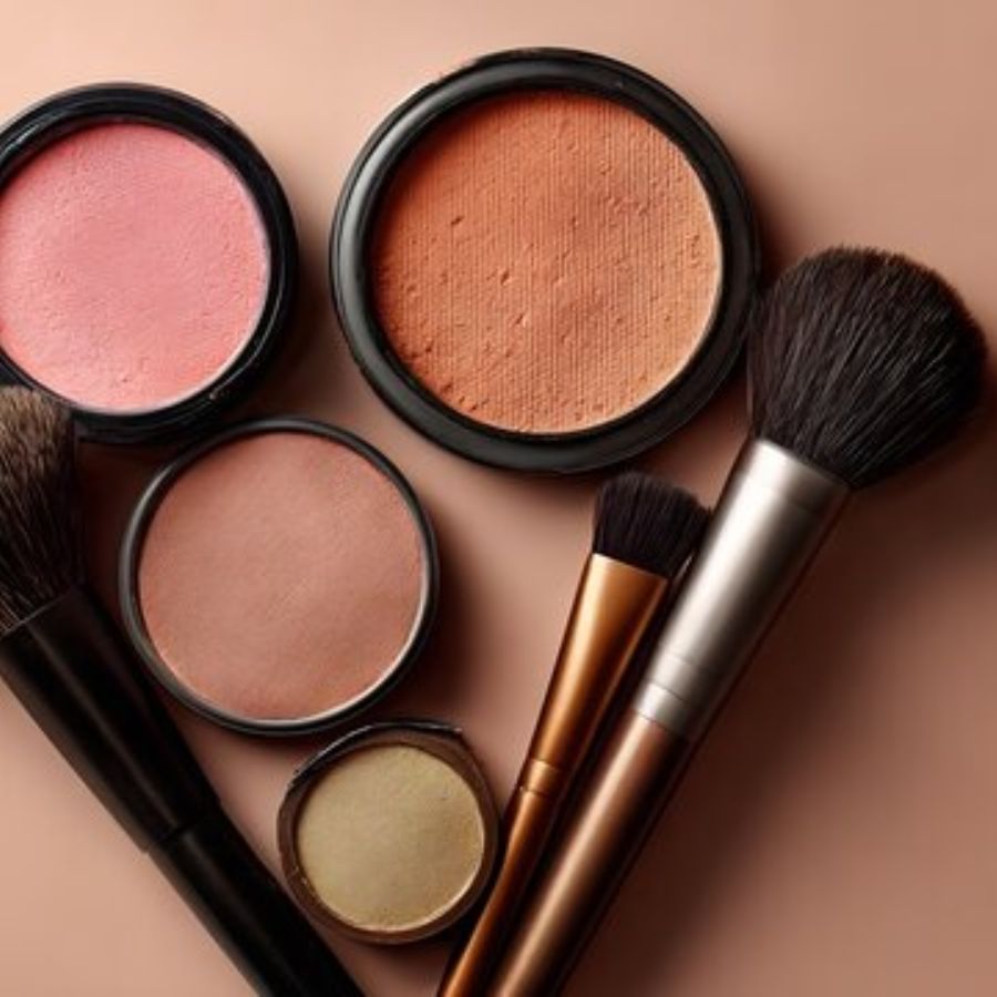 পুজো মানেই তো বন্ধুদের সঙ্গে রাত জেগে আড্ডা। এই সময়ে উজ্জ্বল থাকার জন্য ব্যাগে থাক একটা হাইলাইটার। 