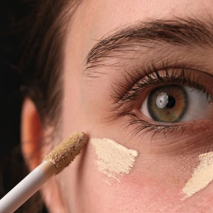 না ঘুমিয়ে চোখের নীচে ডার্ক সার্কল? তা লুকোনোর জন্য যে কনসিলার ব্যবহার করেন, সেটা অবশ্যই থাক ব্যাগে। ভারী মেকআপ যাঁদের পছন্দ নয়, তাঁরা শুধু কাজল আর হালকা লিপস্টিক ব্যবহার করলেও ভাল লাগবে।