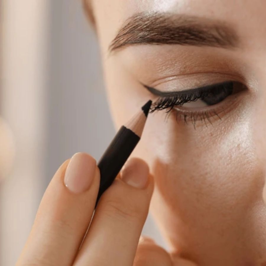 আইলাইনার বা কাজল চোখের জেল্লা বাড়ায়। ঘুরতে ঘুরতে হঠাৎ কারও বাড়ি যাওয়া কিংবা ঠাকুর দেখার মাঝেই ফটো সেশন শুরু হলে, সামান্য টাচ-আপেই উজ্জ্বল দেখাবে। 