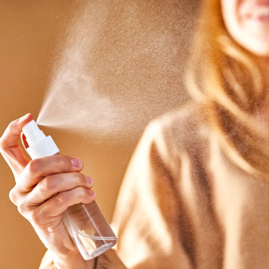 তার জন্য সঙ্গে অবশ্যই থাকা চাই ওয়েট টিস্যু বা ফেস ওয়াইপস— ঘাম মুছতেও কাজে লাগবে, মেকআপ ঠিকঠাক করতেও। চটজলদি সাজ ঠিক করে নিতে ম্যাট লিপস্টিক, আইলাইনার, মাসকারা এবং একটা ছোট্ট স্পঞ্জ ব্যাগে রাখা উচিত। যদি সম্ভব হয়, সঙ্গে একটা মেকআপ সেটিং স্প্রে-ও নিতে পারেন।