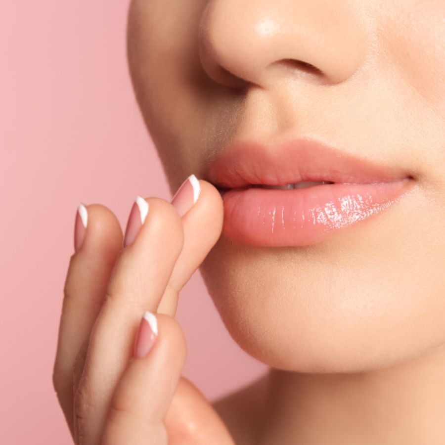 যে কোনও লিপস্টিক ব্যবহার করার আগে লিপবাম লাগিয়ে নিলে ঠোঁট নরম থাকবে। সেটা যেন ব্যাগে থাকে। এ ছাড়া, লিপস্টিক কেনার সময়ে ম্যাট শেড বেছে নেওয়া যেতে পারে, কারণ এটি অনেকক্ষণ থাকে।