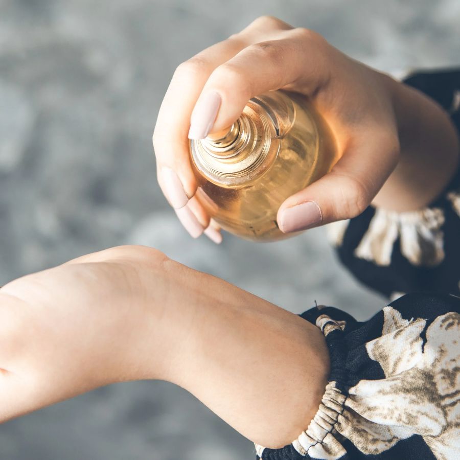 পুজোর দিনে ঘণ্টার পর ঘণ্টা বাইরে থাকতে হয়। তাই ছোট্ট একটা ট্র্যাভেল সাইজ পারফিউম, বডি স্প্রে বা বডি মিস্ট রাখা ভাল। ভিড়ের মাঝে সেই সুগন্ধ বাড়তি আত্মবিশ্বাস দেবে।