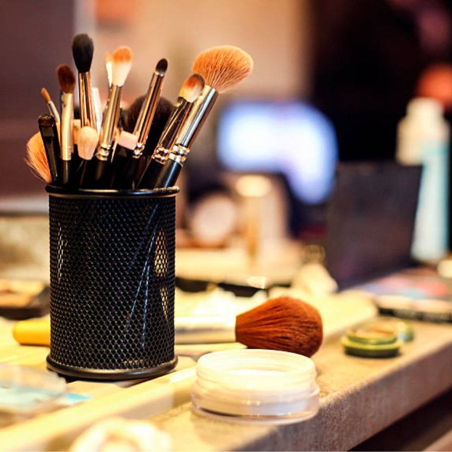 এই সব টিপস মাথায় রাখলে যখন তখনই দিয়ে নেওয়া যাবে রূপটান। এবং সেজেগুজে পুজোর দিন, চিন্তাহীন।  (এই প্রতিবেদনটি ‘আনন্দ উৎসব’ ফিচারের একটি অংশ)।