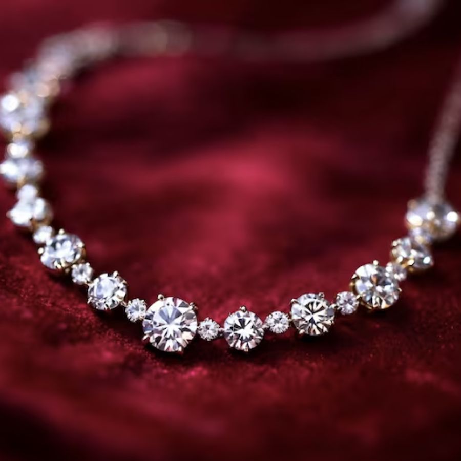 ১। গোল গলা : এই ধরনের নেকলাইন খুব সাধারণ এবং দেখতেও ভাল লাগে। এর সঙ্গে সাধারণত ছোট বা মাঝারি দৈর্ঘ্যের নেকলেস ভাল মানায়। পরা যেতে পারে একটি ছোট পেন্ডেন্ট বা স্টেটমেন্ট নেকলেস, যা গলার ঠিক নীচ পর্যন্ত থাকে। যদি গয়না কম পরতে চান, তবে একটি সাধারণ কিন্তু সুন্দর চেনও পরা যেতে পারে।