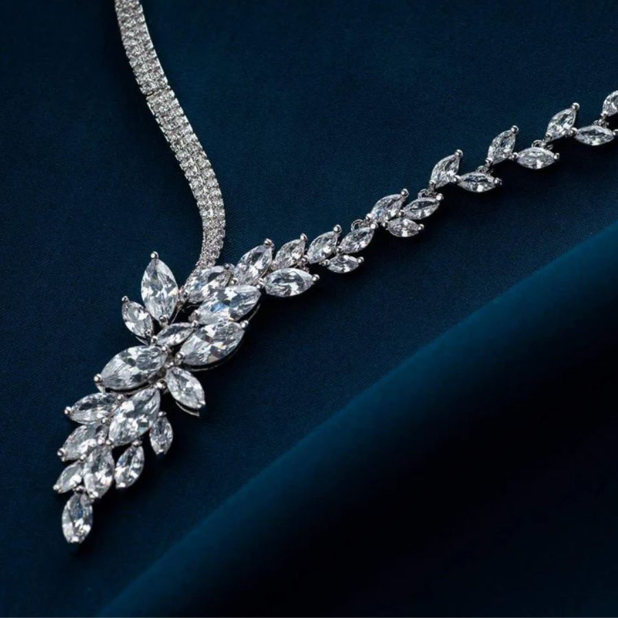 ২। ভি-গলা : ভি-নেক গলার ডিজাইন একটু বেশি গভীর হয়। তাই এর সঙ্গে ভি-আকৃতির লকেট বা এমন নেকলেস পরা উচিত, যা গলার সঙ্গে সামঞ্জস্যপূর্ণ। একটি সুন্দর লকেট যুক্ত নেকলেস এই ধরনের নেকলাইনে আকর্ষণীয় লাগে। এ ছাড়া, লম্বা চোকার বা একটু বড় মাপের নেকলেসও এই নেকলাইনের সঙ্গে মানানসই।