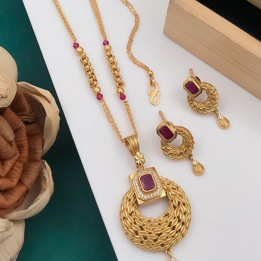 ৩। বোট নেক : এই ধরনের নেকলাইন সাধারণত কাঁধের কাছাকাছি থাকে। এ ক্ষেত্রে লম্বা চেন বা লকেট পরা উচিত। একটি চওড়া চোকার বা কলার স্টাইলের নেকলেস এই ধরনের নেকলাইনে দারুণ দেখায়। এ ছাড়া, কোনও স্টেটমেন্ট দুল পরলে নেকলেসের আর দরকার হয় না।