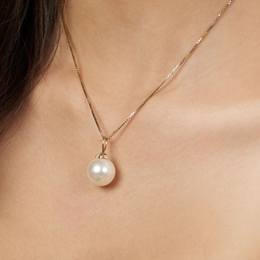 ৪। সুইটহার্ট নেকলাইন : এই নেকলাইনটি বুকের উপরে একটি মিষ্টি বাঁক তৈরি করে, যা বেশ সুন্দর দেখায়। এর সঙ্গে একটি ছোট পেন্ডেন্ট বা একটি সাধারণ নেকলেস পরা যেতে পারে। চাইলে লম্বা চেনযুক্ত লকেটও পরতে পারেন, যা আলাদা করে চোখ টানবে। 