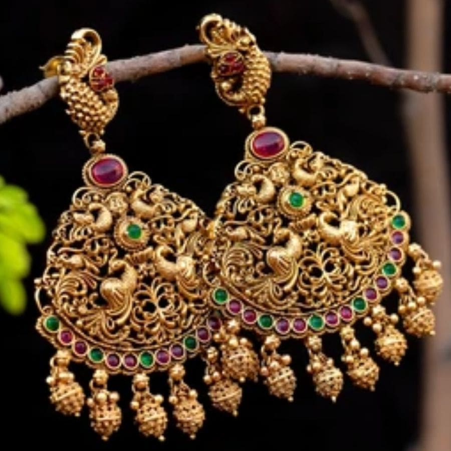 ৫। কলার নেক : শার্ট কলার বা হাই কলার ব্লাউজের সঙ্গে সাধারণত গলায় কোনও কিছু না পরাই ভাল। পরিবর্তে বড় ঝুমকা বা আকর্ষণীয় কানের দুল বেছে নিতে পারেন। 