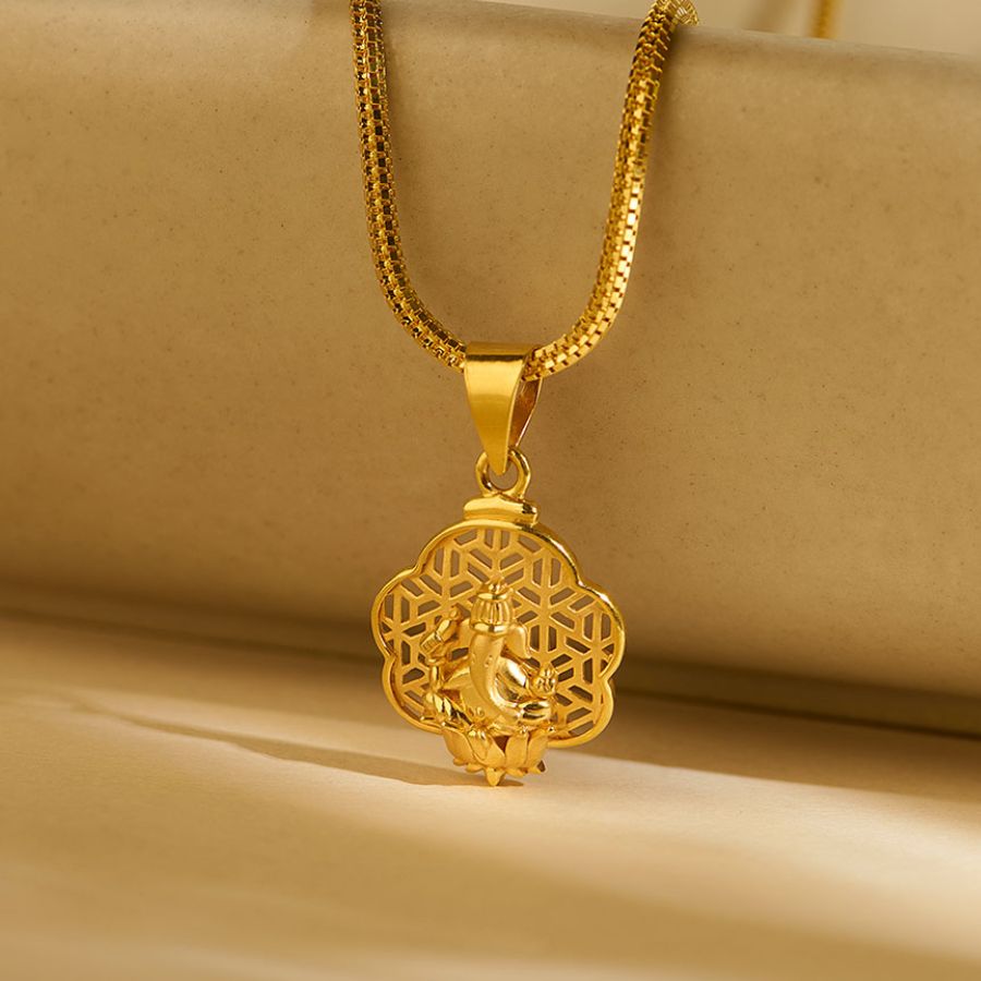 তবে হ্যাঁ, শুধু গয়না নয়। তার আগে কুর্তি বা ব্লাউজের নেকলাইন বাছাইয়ের ক্ষেত্রে শরীরের গড়নকে গুরুত্ব দেওয়া জরুরি। যেমন— ১। আওয়ার গ্লাস ফিগার হলে ভি-নেক, স্কুপ-নেক বা সুইটহার্ট-নেক গলা আর কলারবোনকে সুন্দর করে তুলে ধরে। সঙ্গে পরতে পারেন লম্বা চেন বা লেয়ার্ড পেন্ডেন্ট।