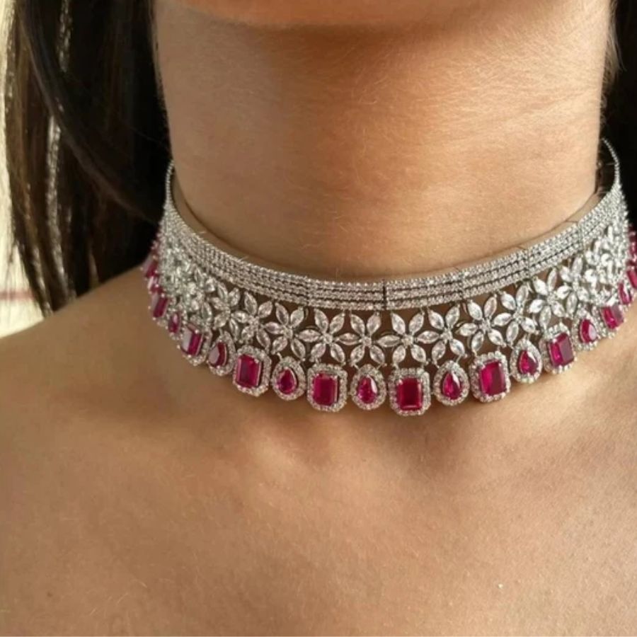 ২। পিয়ার শেপড ফিগার-এ ভি-নেক বা স্কুপ-নেক গলার দিকে চোখ টানে, ভারী কোমরের দিকে নজর যায় না। এর সঙ্গে ছোট্ট চোকার বা ঝলমলে স্টেটমেন্ট নেকপিস দারুণ মানায়।