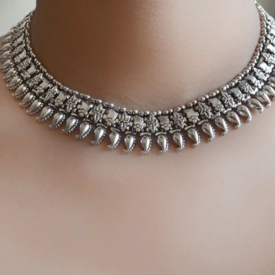 ৩। চৌকো ধাঁচের ফিগার হলে রাউন্ড, স্কোয়ার বা কলার নেকলাইনে চেহারা ভরাট দেখায়। এর সঙ্গে মানিয়ে যায় অ্যান্টিক রুপোর হার বা বিডসের গয়না।