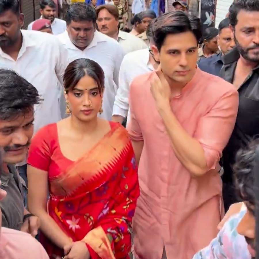 মুম্বইয়ের রাজপথে জাহ্নবী-সিদ্ধার্থ।