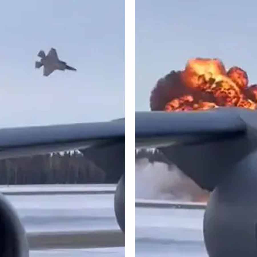 F-35 fighter jet falls